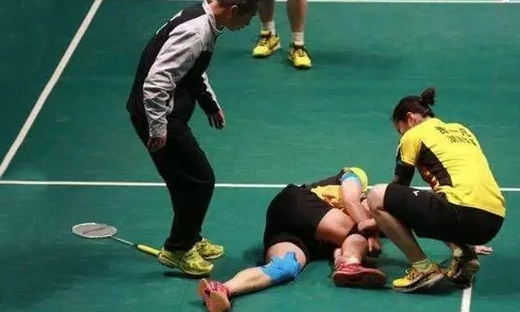 梅西2大争议：抓对手教练脖子并比划让他过来 当面怒骂主裁是懦夫